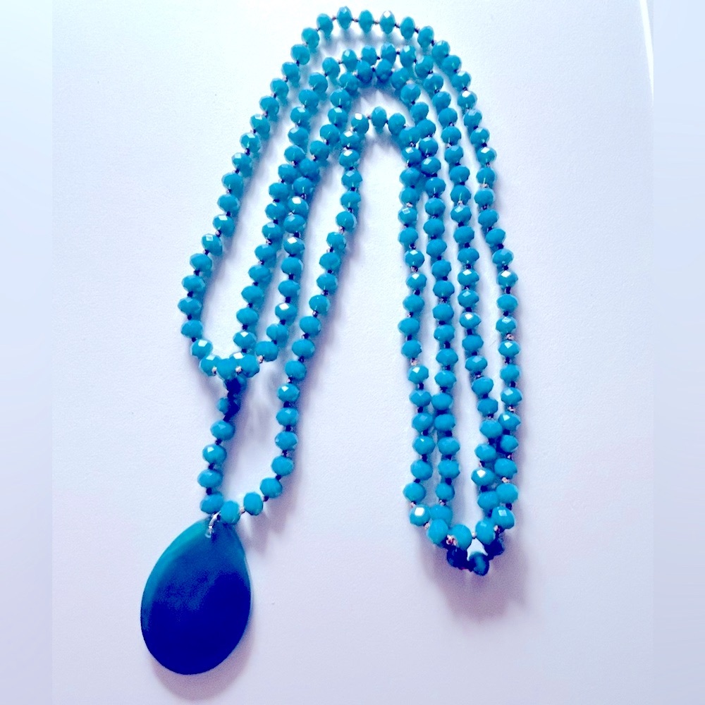 Vintage Necklace: Teal Blue Banded Agate slice, hand-knotted faceted glass beads